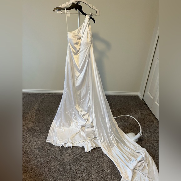White gown - Picture 1 of 3